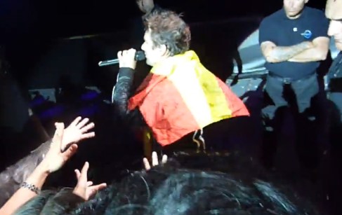 Bellamy amb la bandera espanyola al vent de Montjuïc