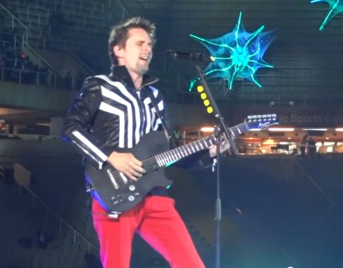 Matt Bellamy grapejant la guitarra com només ell sap