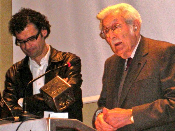 Tomàs Mallol recull el premi especial del Festicurts al costat del director del Museu del Cinema Jordi Pons