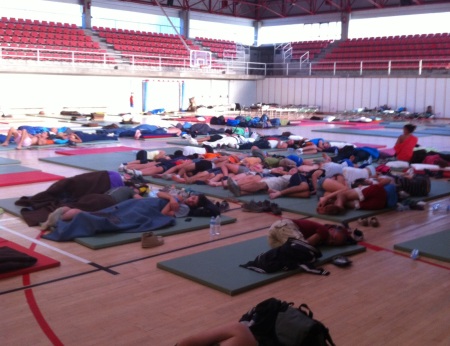 El pavelló esportiu de Figueres, on van dormir centenars de persones evacuades