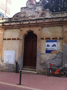 El decadent antic Ajuntament havia de ser la seu de la Fundació Walter Benjamin