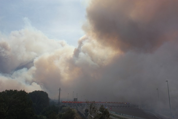 El peatge de La Jonquera, dues hores després de l'inici del foc. FOTO: MARINA LÓPEZ