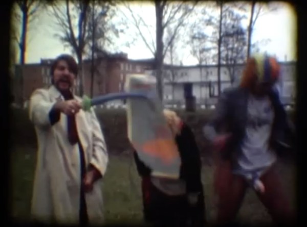 L'aclamat cineasta Albert Serra brandant la seva polla amb els seus amics davant l'espectador en el curt "Fiasco", després de cobrar uns 3.000 euros de l'Ajuntament de Girona per filmar-lo