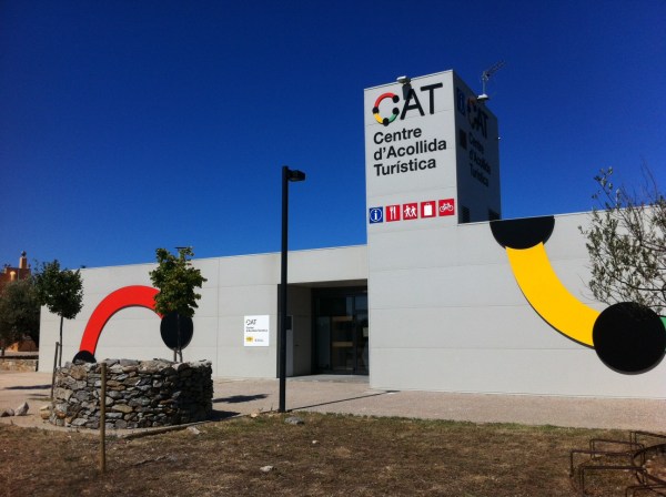 Hordes de gent donant-se empentes per entrar al CAT de Vilajuïga en plena temporada d'estiu