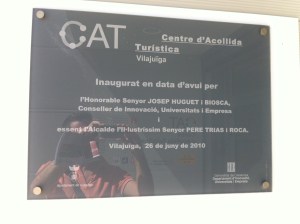 La placa que a Vilajuïga dóna fe de l'obra de l'honorable Conseller Josep Huguet i l'il·lustríssim alcalde 