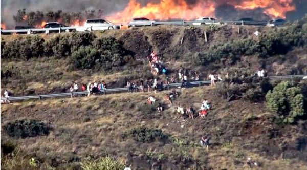 Gent escapant de les flames a la N260, a Portbou. FOTO: HORA NOVA