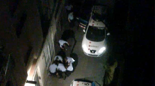 Vídeo gravat per un testimoni de la fatídica actuació policial al Raval FOTO: El Periódico