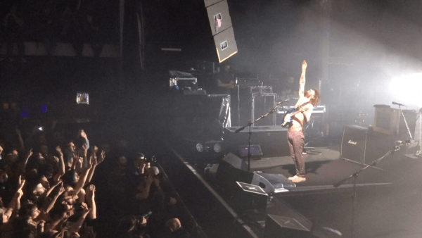 Simon Neil tocant el cel a Barcelona