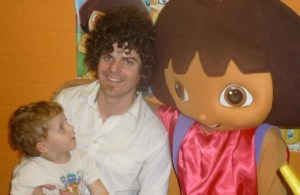 Foto familiar: la Júlia, el seu pare Joanjo i la Dora