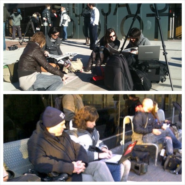 A dalt, els periodistes tirats per terra davant els jutjats d'Olot. A sota, morts de fred als jutjats de Sabadell. FOTOS: Marina López/@jgalbalat