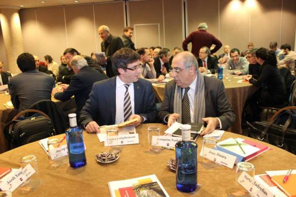 L'alcalde Carles Puigdemont i l'exalcalde Joaquim Nadal compartint confidències. FOTO: Ajuntament de Girona