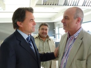 Artur Mas saluda Xavier Sanllehí. Entre els dos, el llavors regidor Joan Serra. FOTO: CiU